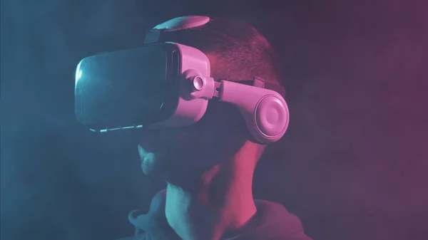 Porträt Eines Mannes Mit Virtual Reality Helm Verdunkeltes Dunkles Gesicht — Stockfoto