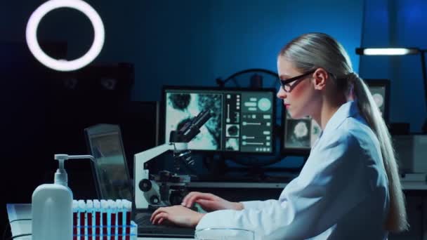 Kvinnlig Forskare Som Arbetar Ett Modernt Labb Läkare Som Forskar — Stockvideo