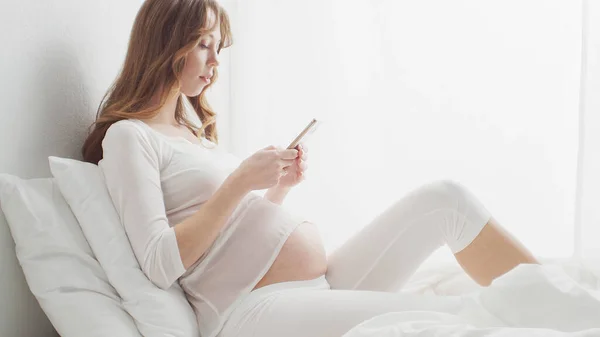 Gelukkige Zwangere Vrouw Die Haar Mooie Buik Aanraakt Zittend Bed — Stockfoto