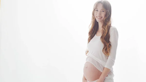 Gelukkige Zwangere Vrouw Raakt Haar Mooie Buik Geïsoleerd Wit Zwangerschap — Stockfoto