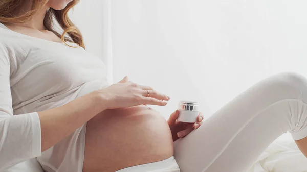 Gelukkige Zwangere Vrouw Die Haar Mooie Buik Aanraakt Zittend Bed — Stockfoto