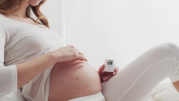 Boldog Terhes Fogdossa Gyönyörű Hasát Ágyban Ülve Terhesség Anyaság Elvárás — Stock videók