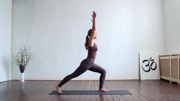 Wanita Muda Dan Fit Berlatih Yoga Dalam Ruangan Kelas Latihan — Stok Video