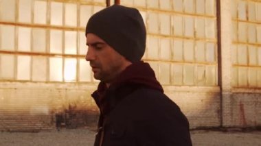 Genç adam dışarıda akşam eğitimi alıyor. Şehir günbatımı geçmişi. Spor, spor ve spor konsepti.