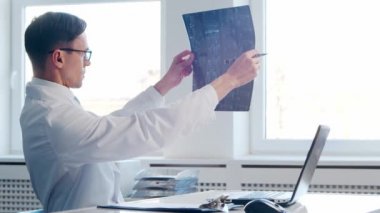 Hastane ofisinde çalışan profesyonel tıp doktoru bilgisayar teknolojisi kullanıyor. Tıp ve sağlık hizmetleri kavramı.