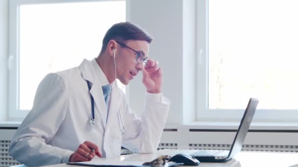 Επαγγελματίας Ιατρός Που Εργάζεται Νοσοκομειακό Γραφείο Χρησιμοποιώντας Τεχνολογία Υπολογιστών Ιατρική — Αρχείο Βίντεο