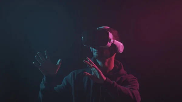 Portret Van Een Man Met Een Virtual Reality Helm Verkregen — Stockfoto