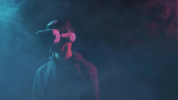 Porträt Eines Mannes Mit Virtual Reality Helm Verdunkeltes Dunkles Gesicht — Stockfoto
