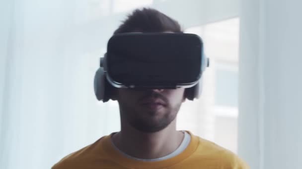 Portrait Homme Réalité Virtuelle Casque Visage Humain Dans Les Lunettes — Video