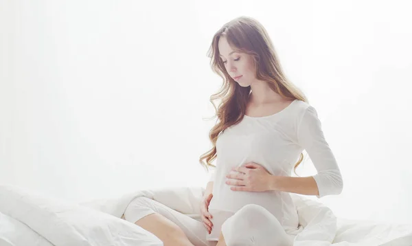 Yatakta Otururken Karnına Dokunan Mutlu Hamile Kadın Hamilelik Annelik Beklenti — Stok fotoğraf