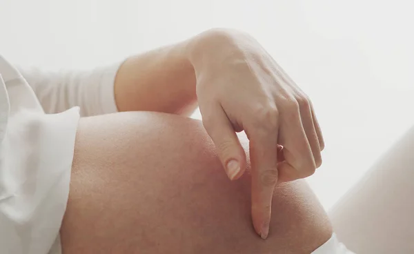 Gelukkige Zwangere Vrouw Die Haar Mooie Buik Aanraakt Zittend Bed — Stockfoto