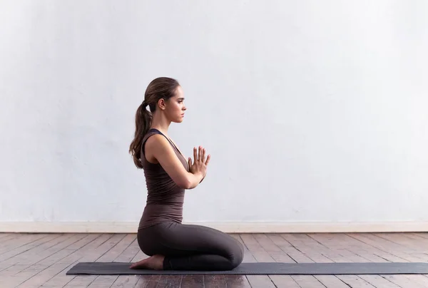 Mujer Joven Forma Practicando Yoga Interiores Clase Ejercicio Estiramiento Luz — Foto de Stock