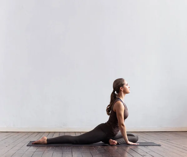 Ung Och Vältränad Kvinna Som Utövar Yoga Inomhus Klassen Stretching — Stockfoto