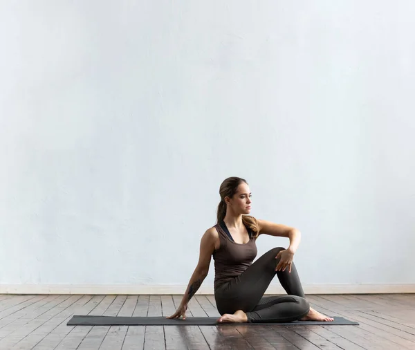 Mujer Joven Forma Practicando Yoga Interiores Clase Ejercicio Estiramiento Luz —  Fotos de Stock