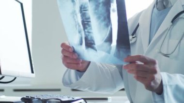 Hastane ofisinde çalışan profesyonel tıp doktoru bilgisayar teknolojisi kullanıyor. Tıp ve sağlık hizmetleri kavramı.