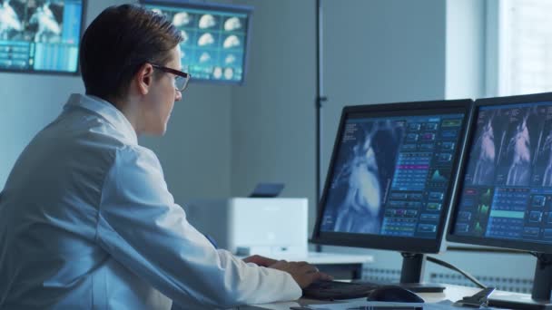 病院に勤務する専門医がコンピュータ研究を行う 心臓技術の概念 — ストック動画