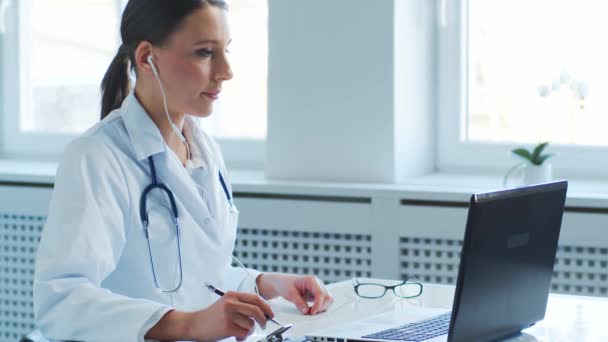 Médecins Professionnels Travaillant Dans Bureau Hôpital Faisant Une Conférence Téléphonique — Video