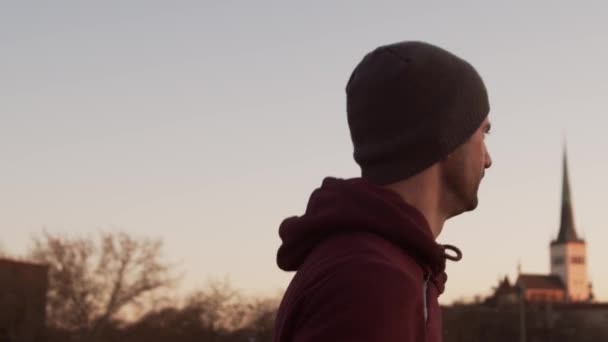 Joven Entrenando Aire Libre Fondo Atardecer Urbano Fitness Footing Concepto — Vídeo de stock