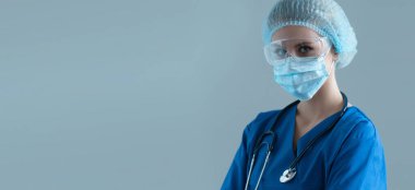 Koruma giysisi içinde profesyonel bir sağlık görevlisi. Hemşire, cerrah, doktor ya da mavi üniformalı sağlık görevlisi. Acil tıp ve ambulans konsepti.