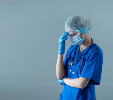 Koruma giysisi içinde profesyonel bir sağlık görevlisi. Hemşire, cerrah, doktor ya da mavi üniformalı sağlık görevlisi. Acil tıp ve ambulans konsepti.