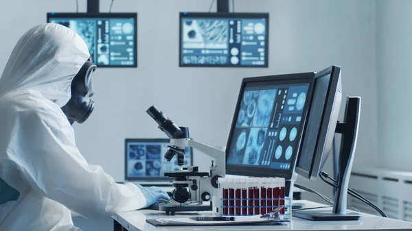 Cientista Terno Proteção Máscaras Que Trabalham Laboratório Pesquisa Usando Equipamentos — Fotografia de Stock