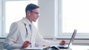 Hastane ofisinde çalışan profesyonel tıp doktoru bilgisayar teknolojisi kullanıyor. Tıp ve sağlık hizmetleri kavramı.