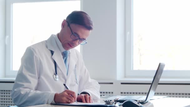 Médecin Professionnel Travaillant Dans Bureau Hôpital Utilisant Technologie Informatique Médecine — Video