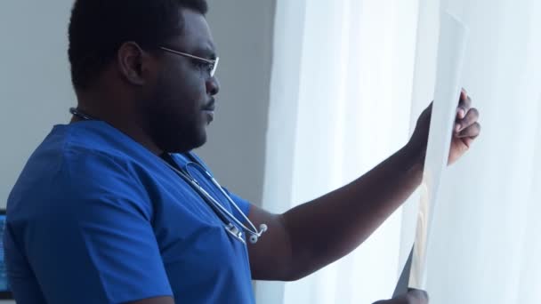 Médecin Professionnel Afro Américain Travaillant Dans Bureau Hôpital Médecine Concept — Video