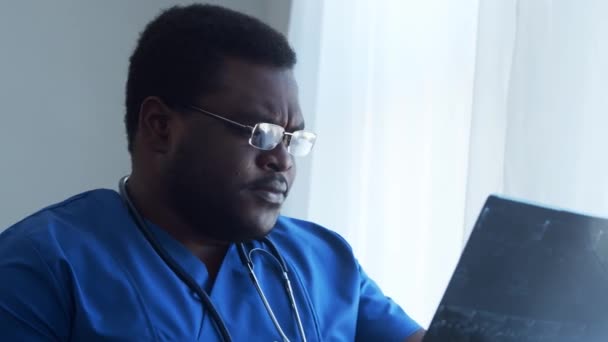 Профессиональный Африканский Американский Врач Работающий Больничном Офисе Медицина Здравоохранение — стоковое видео