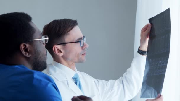 Médico Cirujano Hablando Cerca Ventana Mirando Rayos Trabajadores Médicos Hospital — Vídeos de Stock