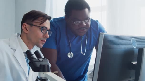 Médecin Chirurgien Travaillant Dans Bureau Hôpital Utilisant Technologie Informatique Microscope — Video