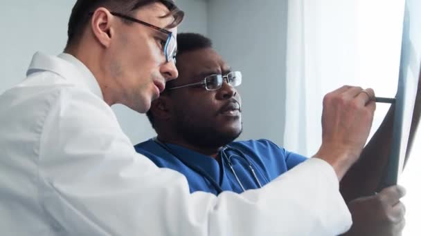 Médico Cirujano Hablando Cerca Ventana Mirando Rayos Trabajadores Médicos Hospital — Vídeos de Stock