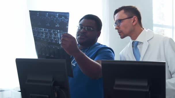 Arzt Und Chirurg Arbeiten Krankenhausbüro Mit Computertechnologie Und Röntgen Mediziner — Stockvideo