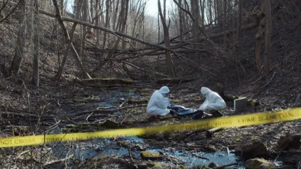 Forenzní Specialista Pracující Lese Policejní Kriminalisté Shromažďují Důkazy Provádějí Trestní — Stock video