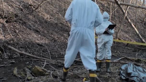 Especialista Forense Trabajando Bosque Criminalistas Policiales Recogiendo Pruebas Haciendo Investigación — Vídeo de stock