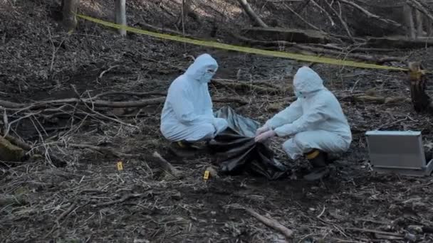 Especialista Forense Trabajando Bosque Criminalistas Policiales Recogiendo Pruebas Haciendo Investigación — Vídeos de Stock