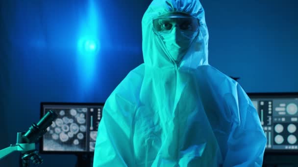 Wetenschapper Beschermingspak Maskers Die Onderzoekslaboratorium Met Behulp Van Laboratoriumapparatuur Werken — Stockvideo