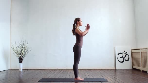 Mulher Jovem Apto Praticando Ioga Interior Classe Exercício Alongamento Luz — Vídeo de Stock