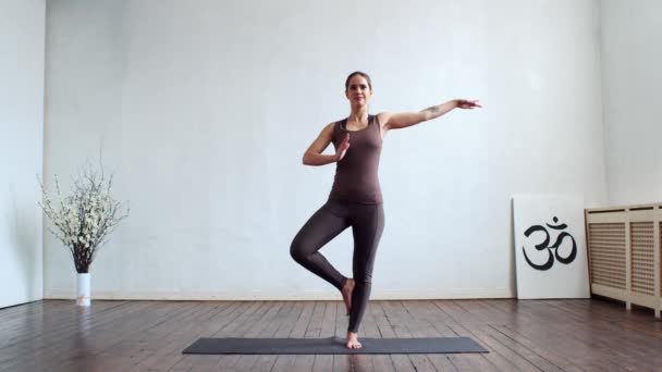 Mulher Jovem Apto Praticando Ioga Interior Classe Exercício Alongamento Luz — Vídeo de Stock