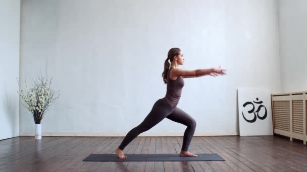 Jeune Femme Forme Pratiquant Yoga Intérieur Classe Exercice Étirement Lumière — Video