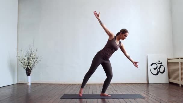 Jonge Fitte Vrouw Die Yoga Indoor Beoefent Klas Uitrekken Oefening — Stockvideo