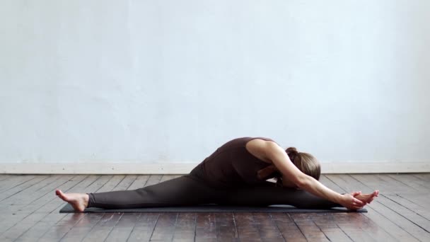 Jonge Fitte Vrouw Die Yoga Indoor Beoefent Klas Uitrekken Oefening — Stockvideo