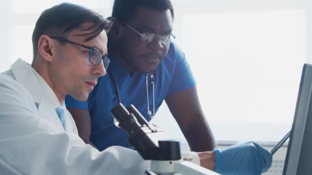 Médico Cirurgião Trabalhando Escritório Hospital Usando Tecnologia Computador Microscópio Trabalhadores — Vídeo de Stock