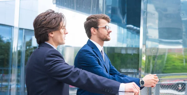 Teamwork Und Geschäftskonzept Selbstbewusste Geschäftsleute Feierlichem Gewand Unterhalten Sich Vor — Stockfoto