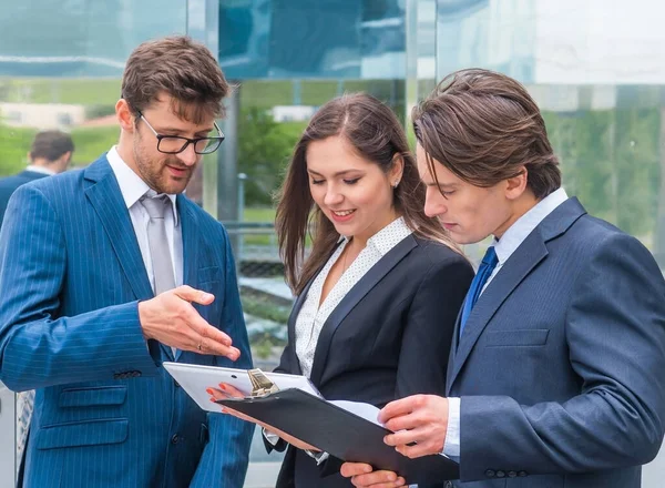 Teamwork Und Geschäftskonzept Selbstbewusste Geschäftsleute Festlicher Kleidung Unterhalten Sich Vor — Stockfoto