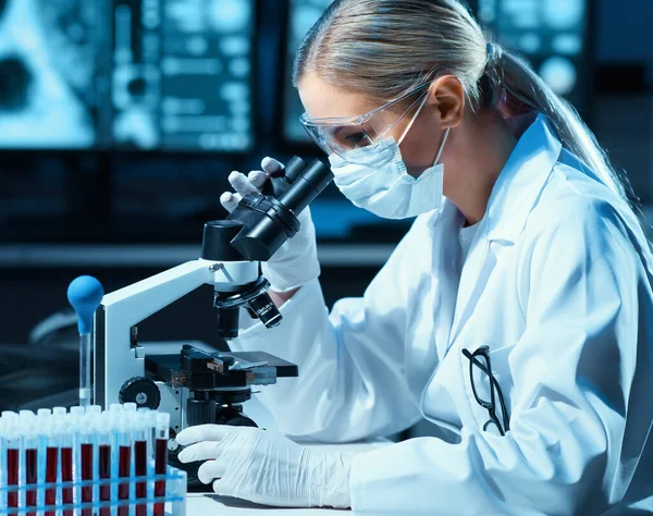 Forskare Som Arbetar Modernt Labb Läkare Som Forskar Mikrobiologi Laboratorieverktyg — Stockfoto