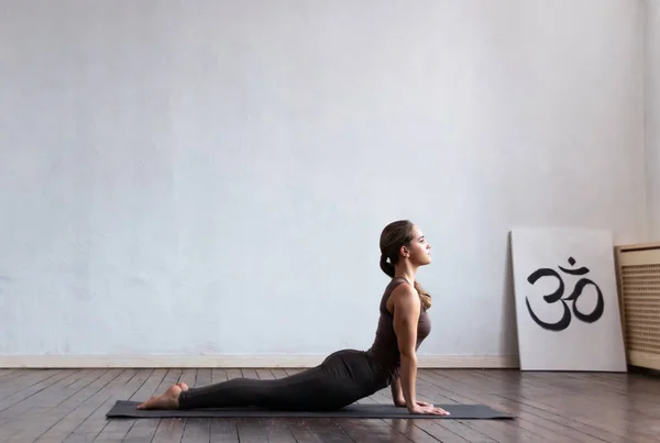 Ung Och Vältränad Kvinna Som Utövar Yoga Inomhus Klassen Stretching — Stockfoto