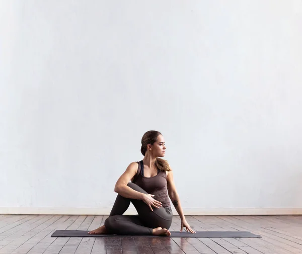 Jonge Fitte Vrouw Die Yoga Indoor Beoefent Klas Uitrekken Oefening — Stockfoto