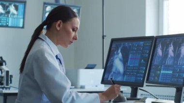 Hastane ofisinde çalışan profesyonel tıp doktorları bilgisayar araştırması yapıyor. Tıp, sağlık ve kardiyoloji teknolojisi kavramı.