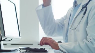 Hastane ofisinde çalışan profesyonel tıp doktoru bilgisayar teknolojisi kullanıyor. Tıp ve sağlık hizmetleri kavramı.